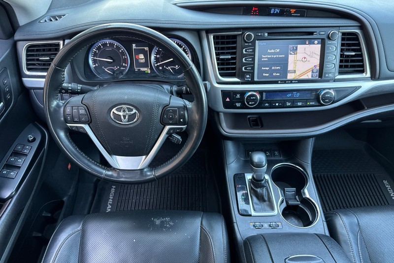 Toyota Highlander Vehicle Full-screen Gallery Image 16