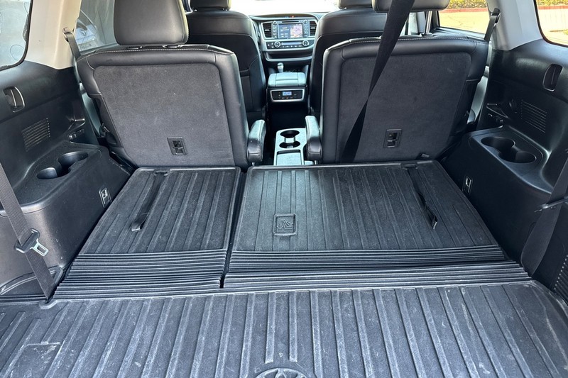 Toyota Highlander Vehicle Full-screen Gallery Image 17