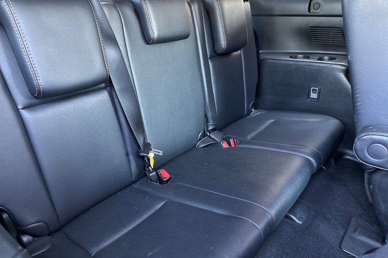 Toyota Highlander Vehicle Full-screen Gallery Image 18
