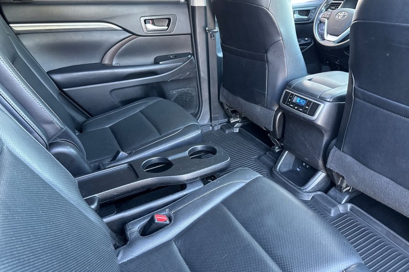Toyota Highlander Vehicle Full-screen Gallery Image 19