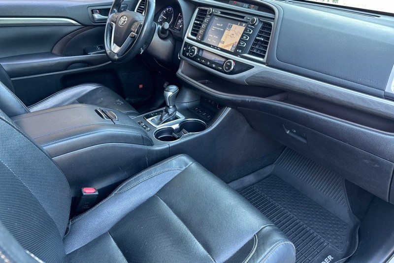 Toyota Highlander Vehicle Full-screen Gallery Image 20