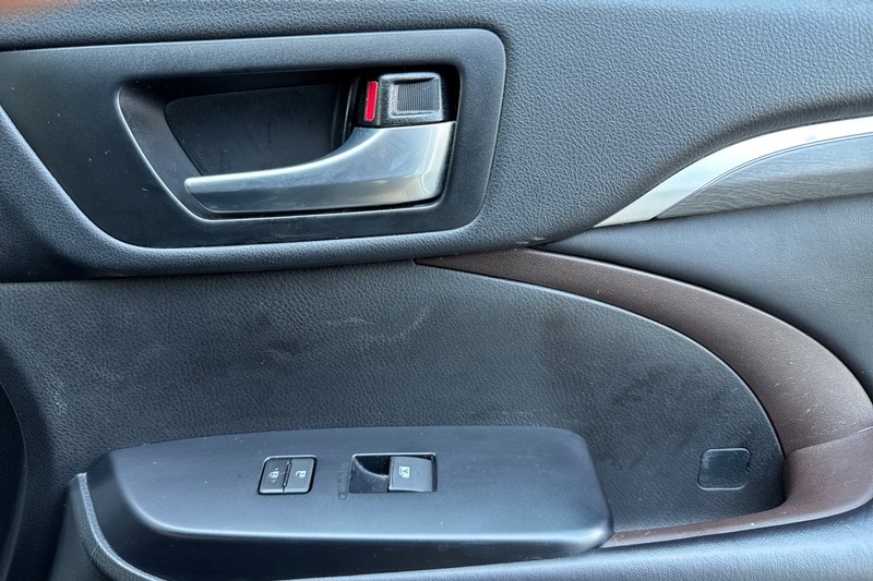 Toyota Highlander Vehicle Full-screen Gallery Image 22