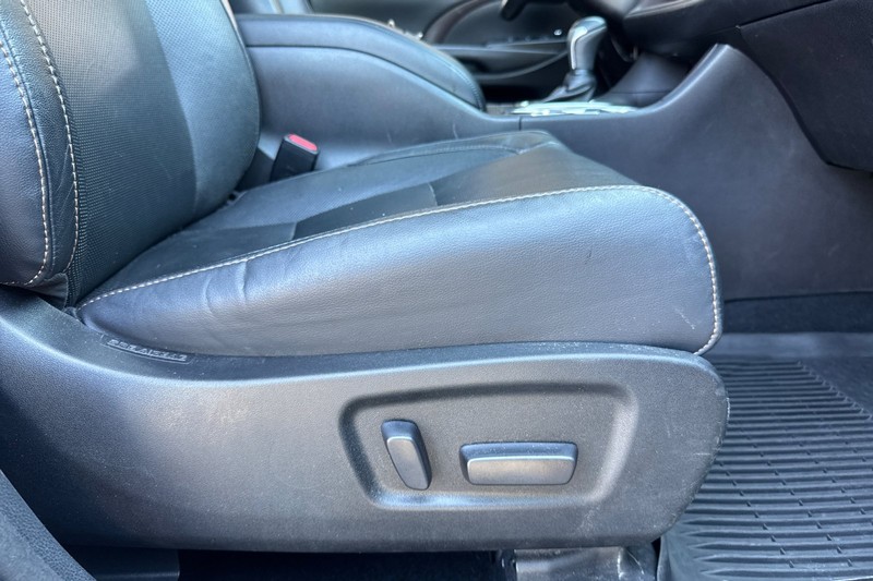 Toyota Highlander Vehicle Full-screen Gallery Image 24