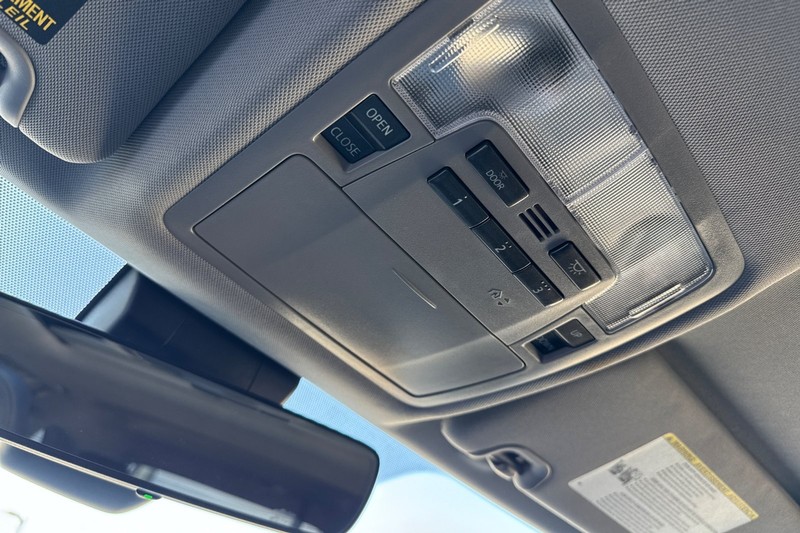 Toyota Highlander Vehicle Full-screen Gallery Image 25