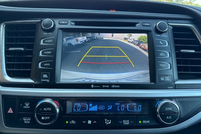 Toyota Highlander Vehicle Full-screen Gallery Image 28