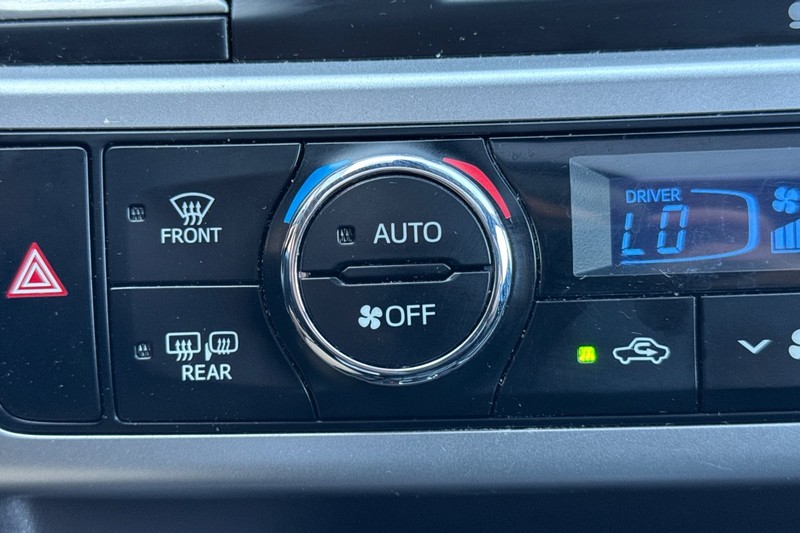 Toyota Highlander Vehicle Full-screen Gallery Image 30