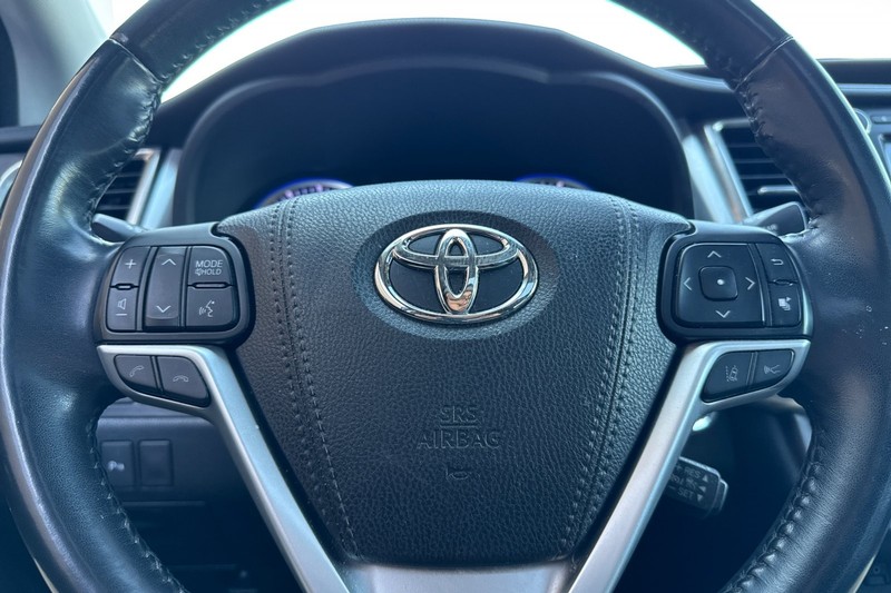 Toyota Highlander Vehicle Full-screen Gallery Image 36