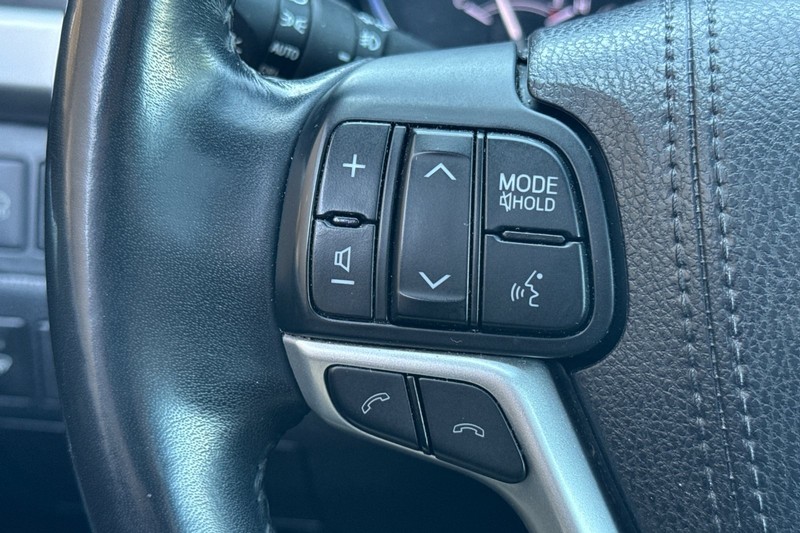 Toyota Highlander Vehicle Full-screen Gallery Image 37