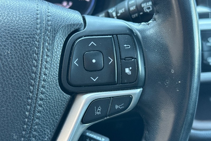 Toyota Highlander Vehicle Full-screen Gallery Image 39