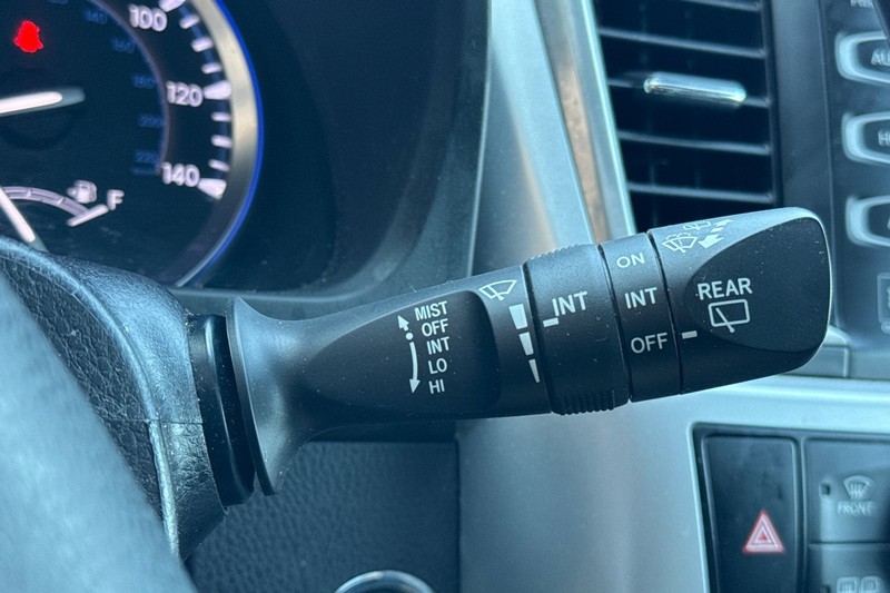 Toyota Highlander Vehicle Full-screen Gallery Image 40