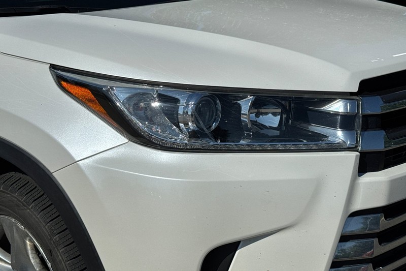 Toyota Highlander Vehicle Full-screen Gallery Image 48