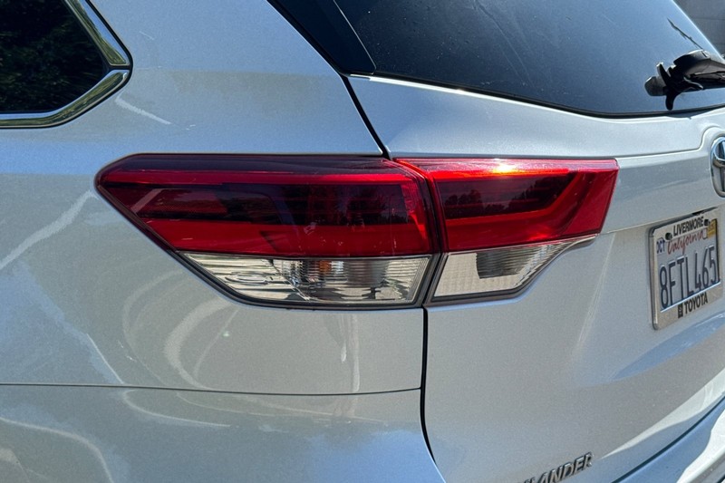 Toyota Highlander Vehicle Full-screen Gallery Image 50