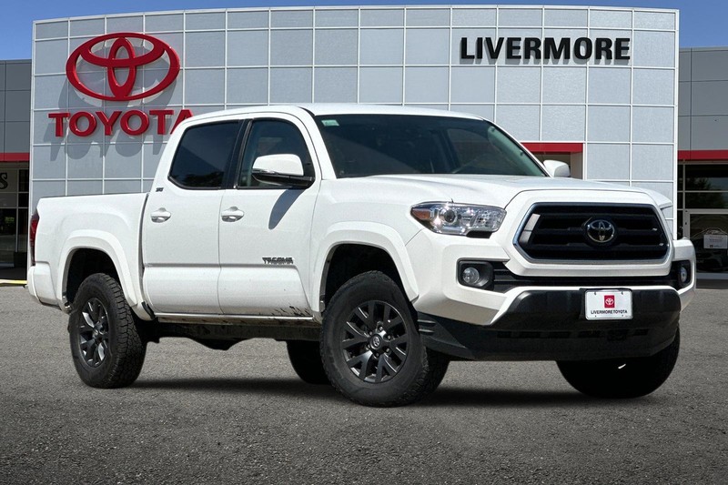 Toyota Tacoma 4WD Vehicle Full-screen Gallery Image 02