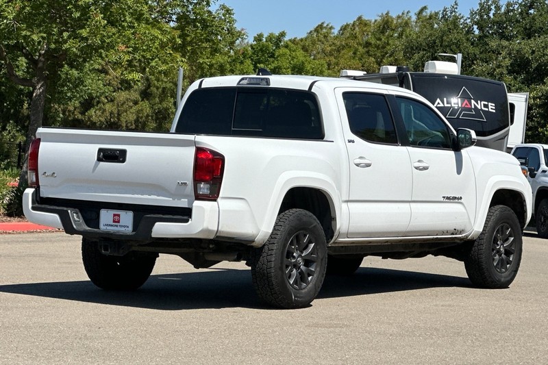 Toyota Tacoma 4WD Vehicle Full-screen Gallery Image 04