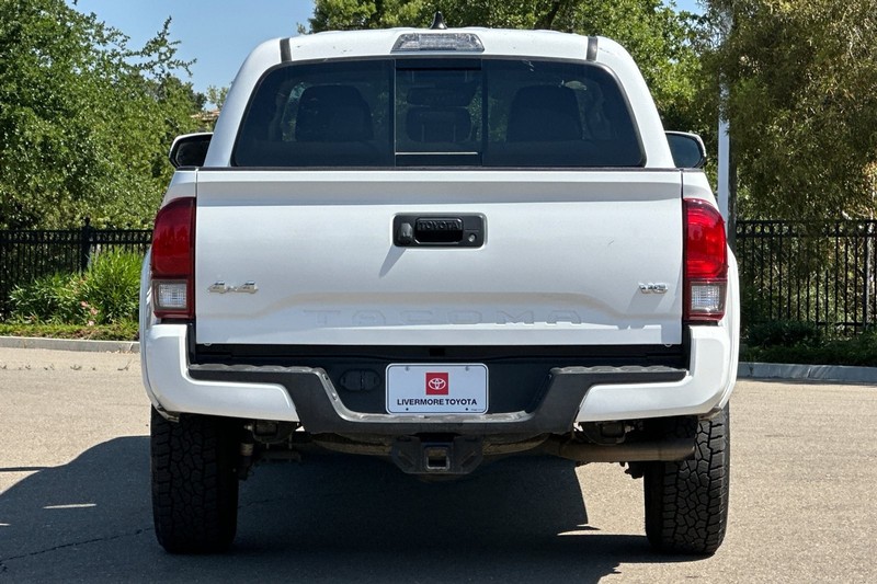 Toyota Tacoma 4WD Vehicle Full-screen Gallery Image 05