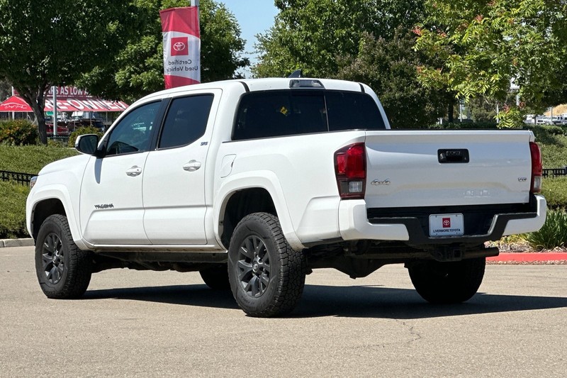 Toyota Tacoma 4WD Vehicle Full-screen Gallery Image 06