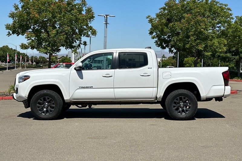 Toyota Tacoma 4WD Vehicle Full-screen Gallery Image 08