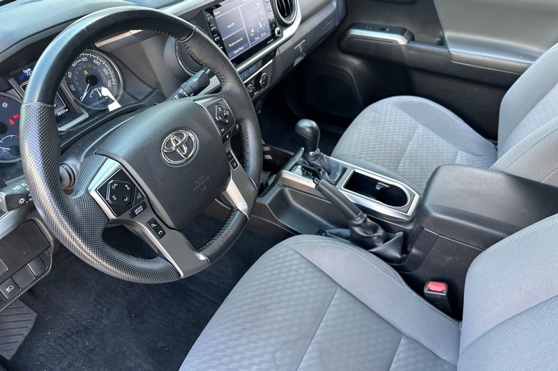 Toyota Tacoma 4WD Vehicle Full-screen Gallery Image 11