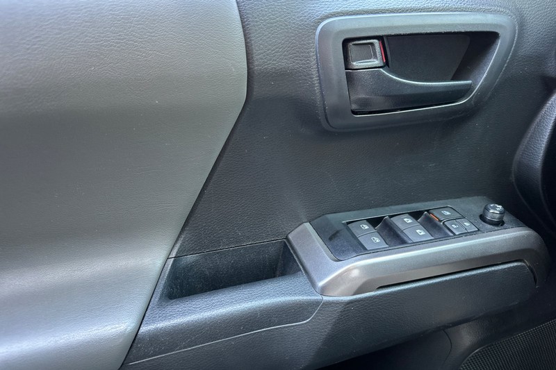Toyota Tacoma 4WD Vehicle Full-screen Gallery Image 12