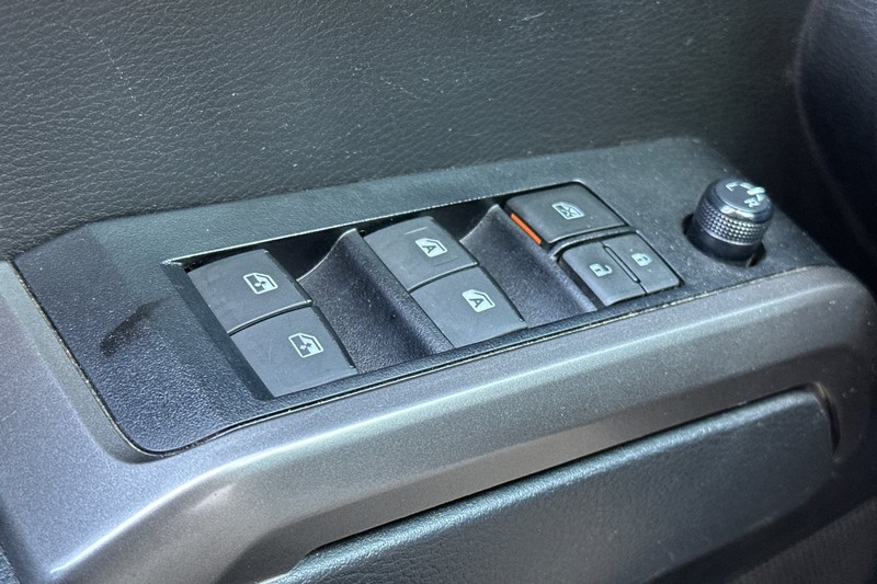Toyota Tacoma 4WD Vehicle Full-screen Gallery Image 13