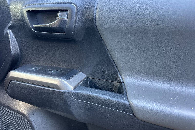 Toyota Tacoma 4WD Vehicle Full-screen Gallery Image 21
