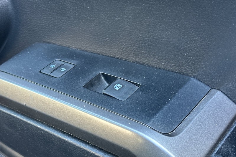 Toyota Tacoma 4WD Vehicle Full-screen Gallery Image 22