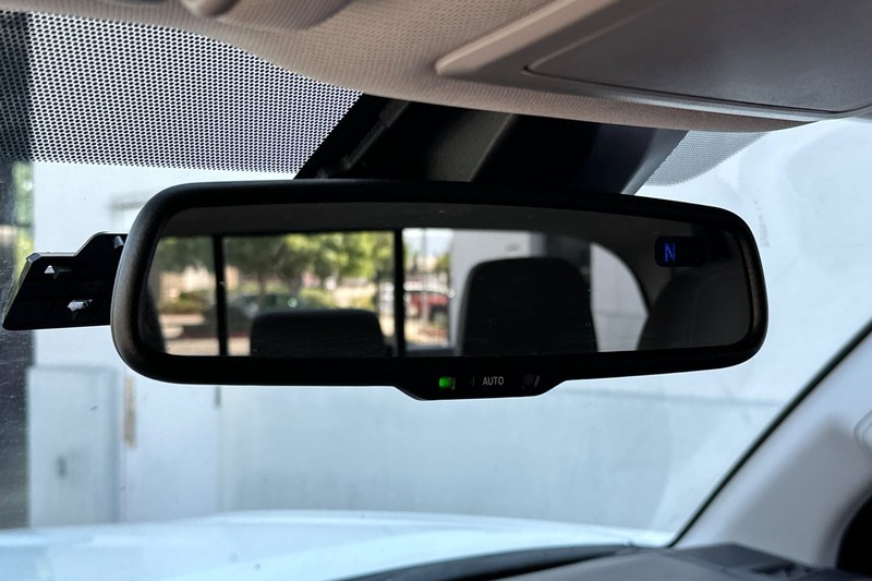 Toyota Tacoma 4WD Vehicle Full-screen Gallery Image 25