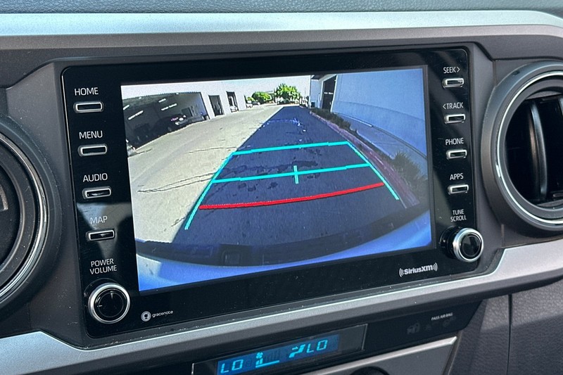 Toyota Tacoma 4WD Vehicle Full-screen Gallery Image 27