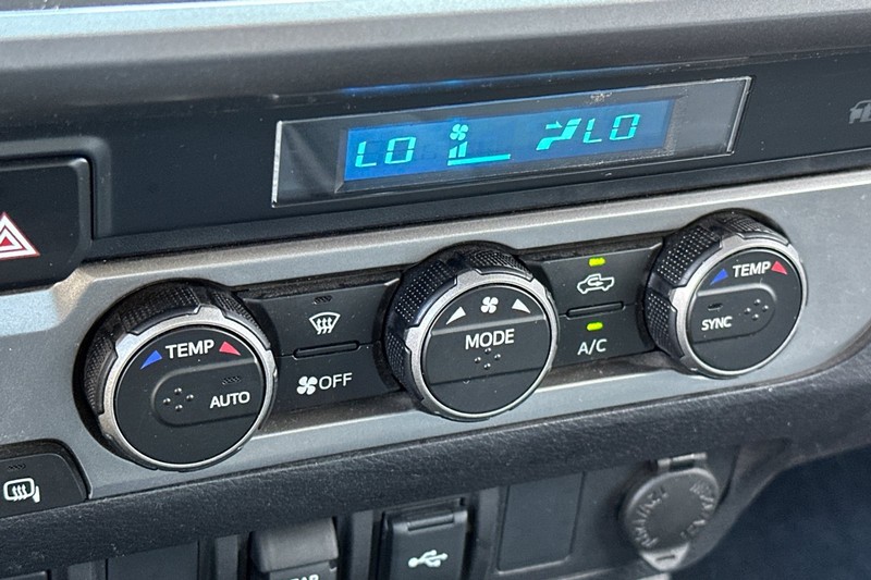Toyota Tacoma 4WD Vehicle Full-screen Gallery Image 28