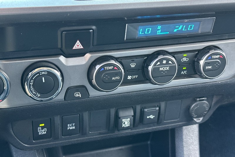 Toyota Tacoma 4WD Vehicle Full-screen Gallery Image 31