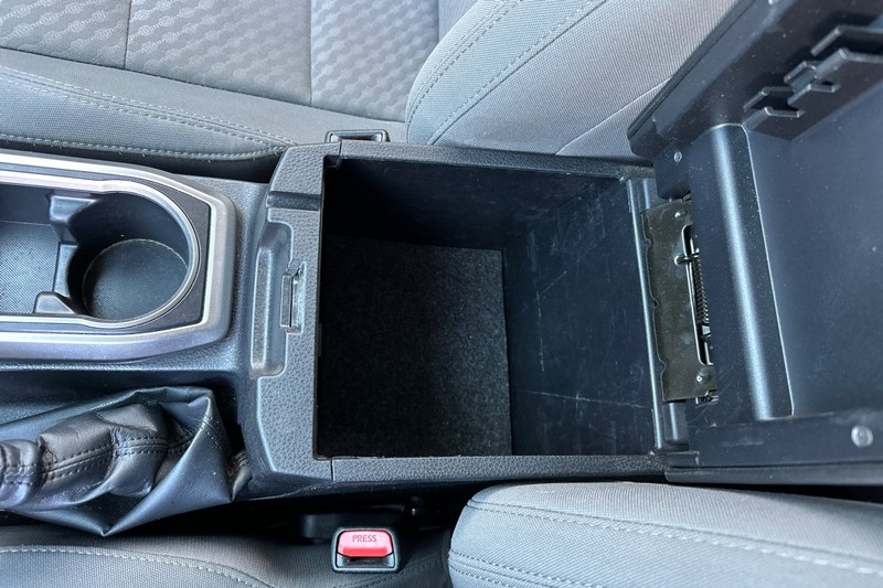 Toyota Tacoma 4WD Vehicle Full-screen Gallery Image 32