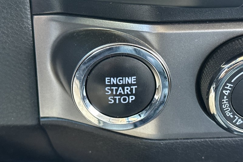 Toyota Tacoma 4WD Vehicle Full-screen Gallery Image 34