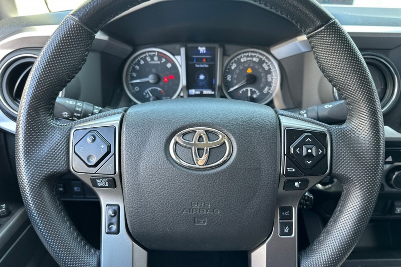 Toyota Tacoma 4WD Vehicle Full-screen Gallery Image 35