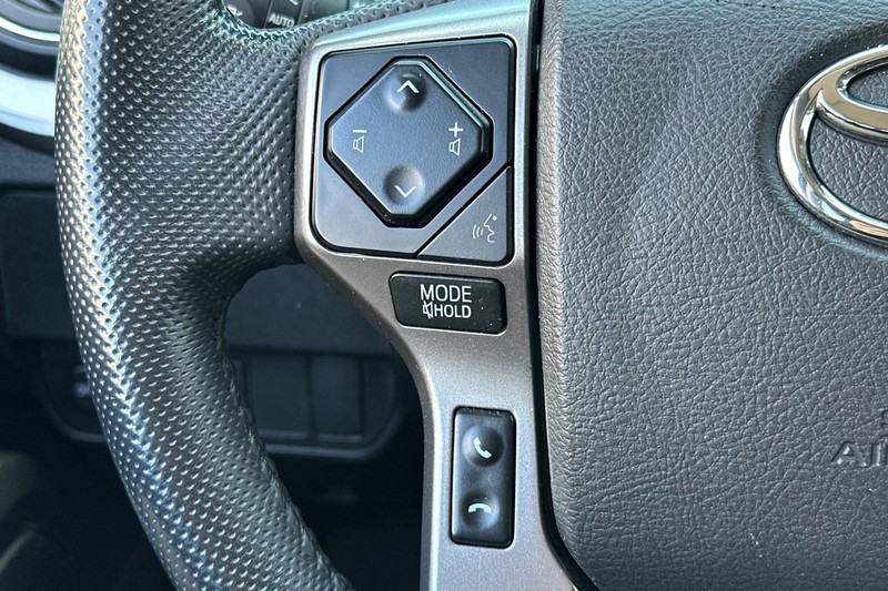 Toyota Tacoma 4WD Vehicle Full-screen Gallery Image 36