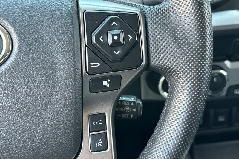Toyota Tacoma 4WD Vehicle Full-screen Gallery Image 38