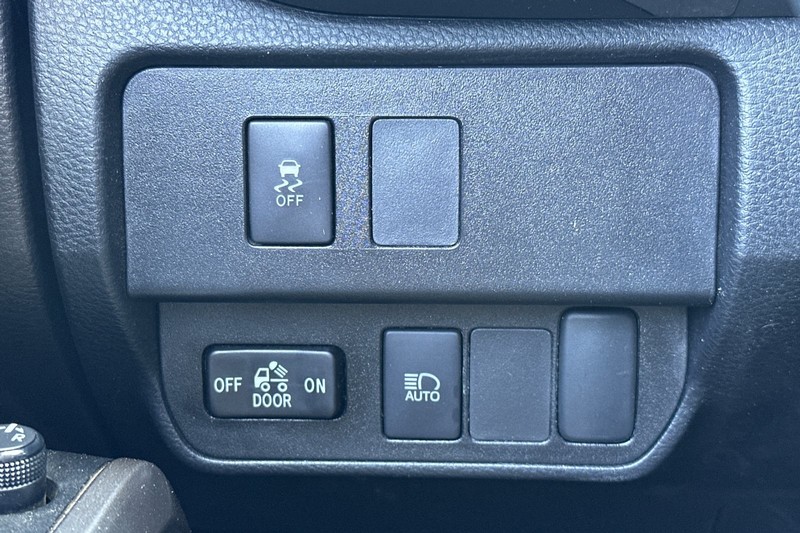 Toyota Tacoma 4WD Vehicle Full-screen Gallery Image 42