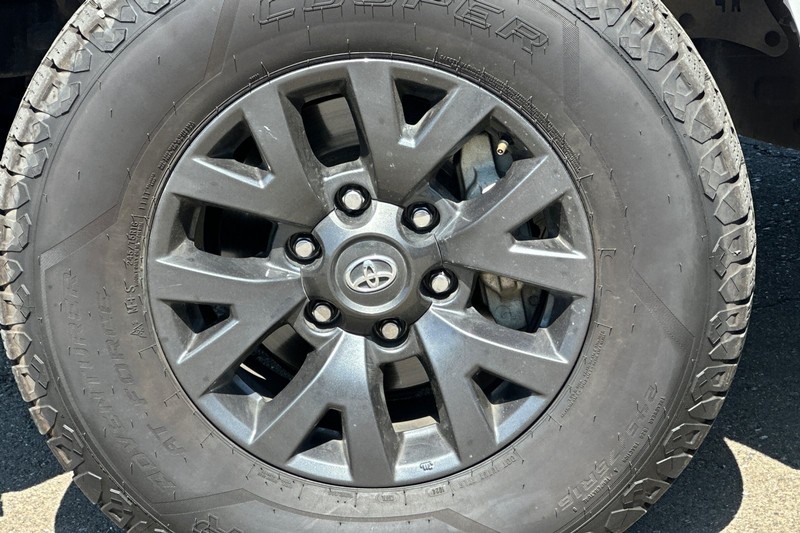Toyota Tacoma 4WD Vehicle Full-screen Gallery Image 44