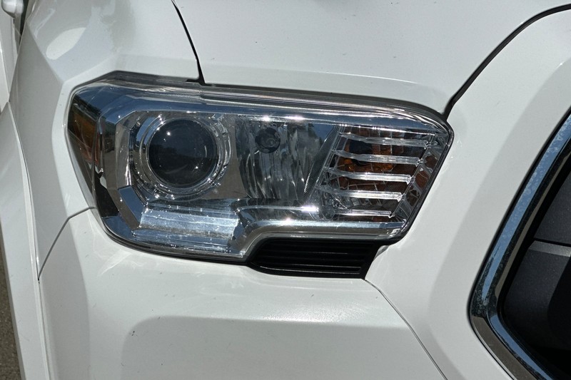 Toyota Tacoma 4WD Vehicle Full-screen Gallery Image 45