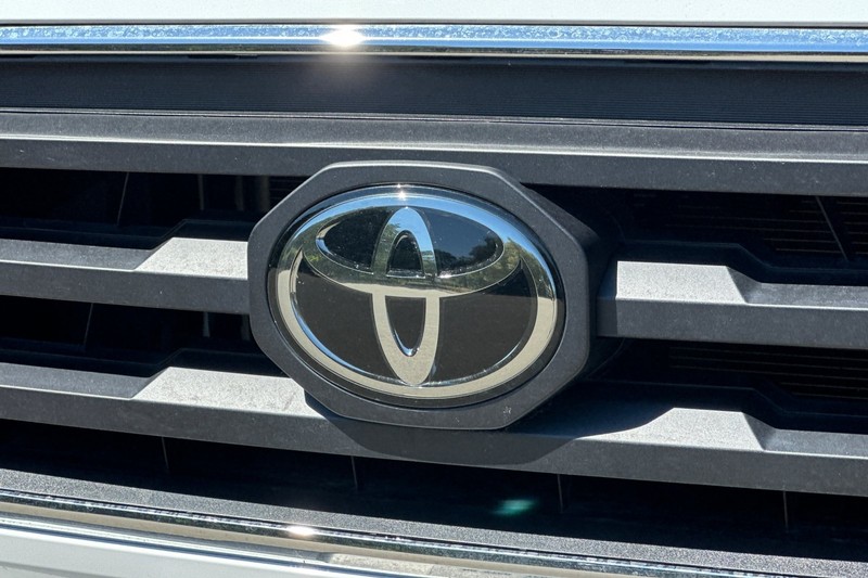 Toyota Tacoma 4WD Vehicle Full-screen Gallery Image 46
