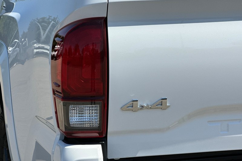 Toyota Tacoma 4WD Vehicle Full-screen Gallery Image 47
