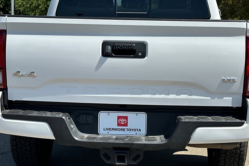 Toyota Tacoma 4WD Vehicle Full-screen Gallery Image 48