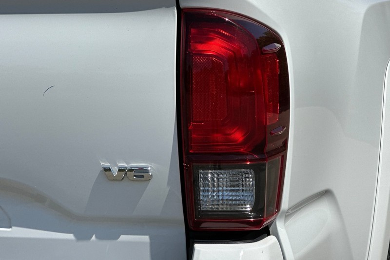 Toyota Tacoma 4WD Vehicle Full-screen Gallery Image 49