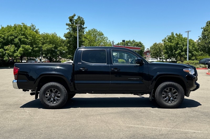 Toyota Tacoma 4WD Vehicle Full-screen Gallery Image 03