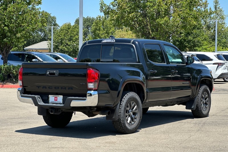 Toyota Tacoma 4WD Vehicle Full-screen Gallery Image 04