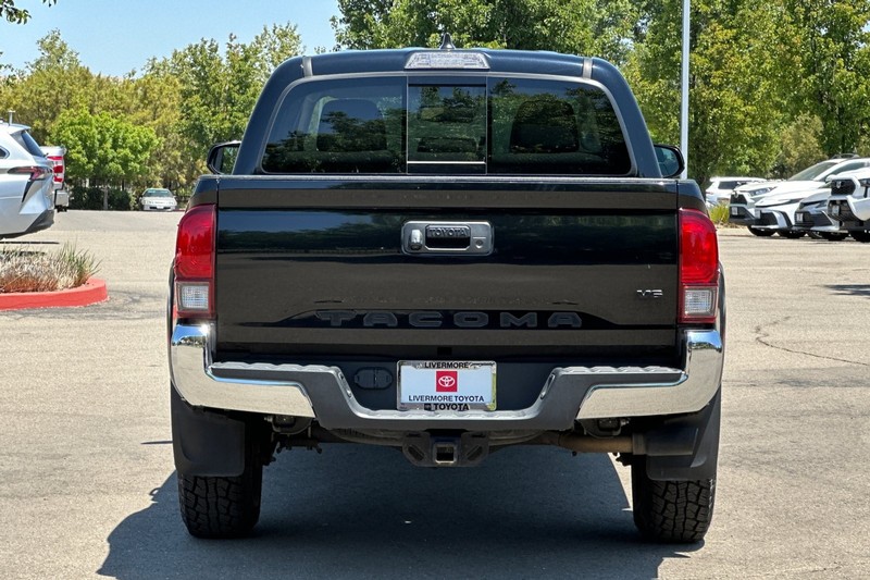 Toyota Tacoma 4WD Vehicle Full-screen Gallery Image 05