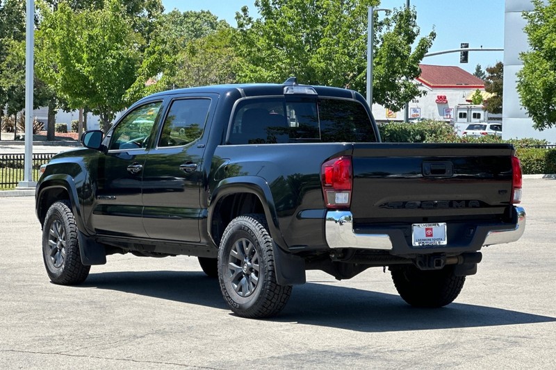 Toyota Tacoma 4WD Vehicle Full-screen Gallery Image 06