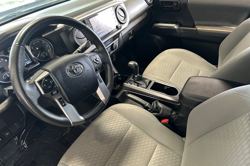 Toyota Tacoma 4WD Vehicle Full-screen Gallery Image 11