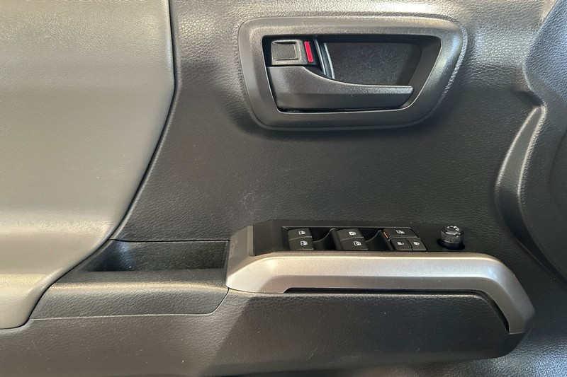 Toyota Tacoma 4WD Vehicle Full-screen Gallery Image 12