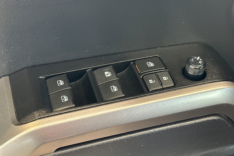 Toyota Tacoma 4WD Vehicle Full-screen Gallery Image 13