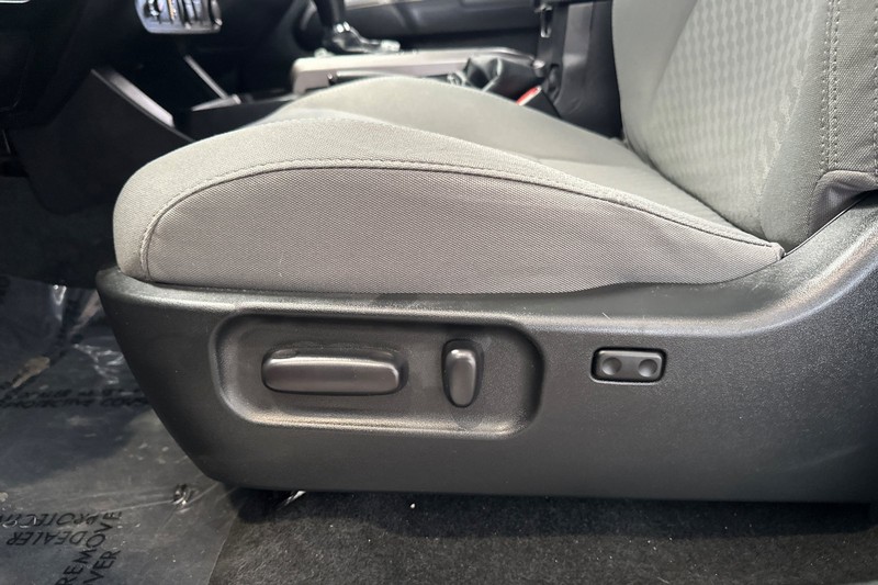 Toyota Tacoma 4WD Vehicle Full-screen Gallery Image 14